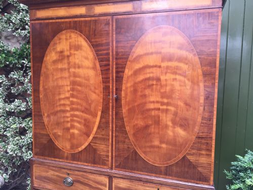 IMPRESSIVE LATE C18TH GEORGE III PERIOD MAHOGANY AND SATINWOOD LINEN PRESS OR WARDROBE WITH 'SWANNECK' PEDIMENT - ADDITIONAL PHOTO 9