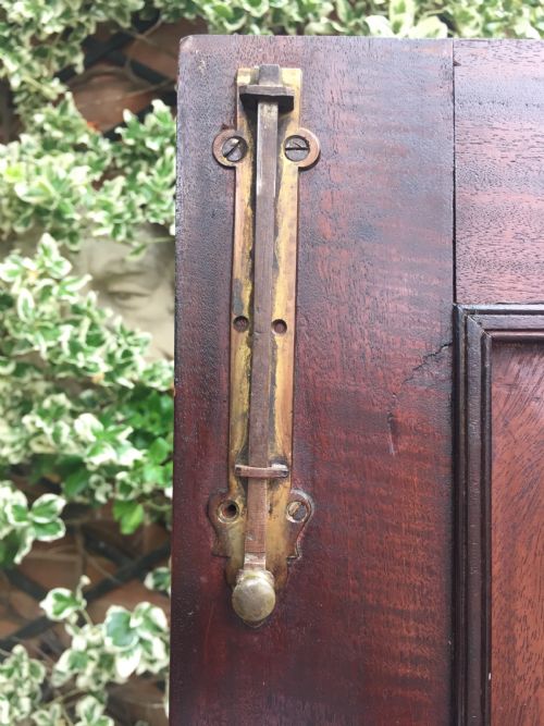 IMPRESSIVE LATE C18TH GEORGE III PERIOD MAHOGANY AND SATINWOOD LINEN PRESS OR WARDROBE WITH 'SWANNECK' PEDIMENT - ADDITIONAL PHOTO 10