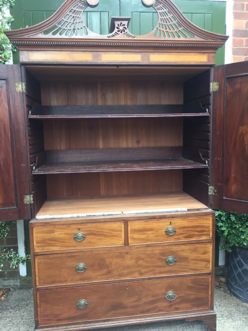 IMPRESSIVE LATE C18TH GEORGE III PERIOD MAHOGANY AND SATINWOOD LINEN PRESS OR WARDROBE WITH 'SWANNECK' PEDIMENT - ADDITIONAL PHOTO 12