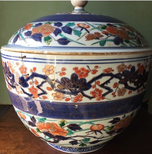 Late C17th/ Early C18th Japanese Edo Period Porcelain Bowl and Cover Decorated in the Imari Palette.