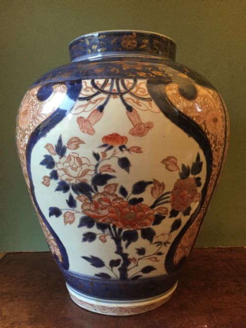 Late C17th / Early C18th Japanese Edo Period Porcelain Vase Decorated in the Imari Palette.
