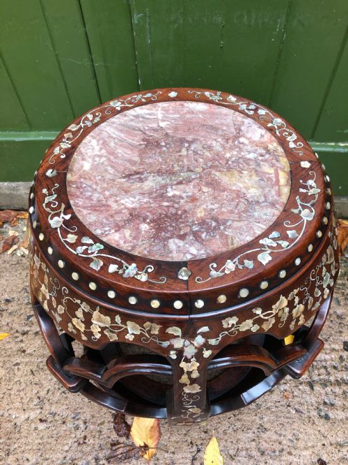 LATE C19TH CHINESE QING DYNASTY CARVED HONGMU AND MOTHEROFPEARL INLAID BARREL OR DRUMSHAPED TABLE - ADDITIONAL PHOTO 3