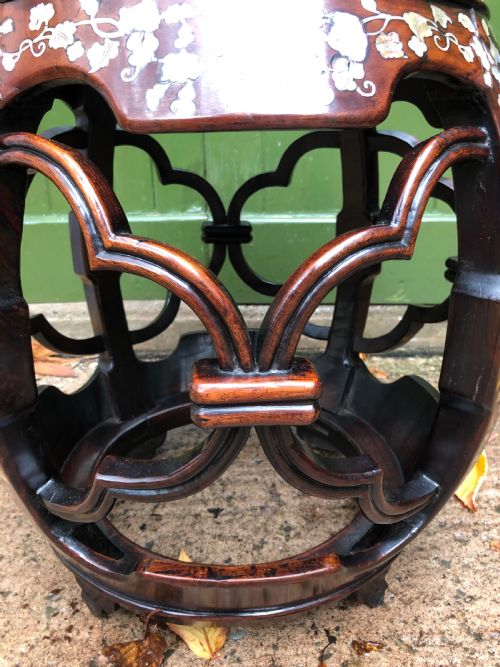 LATE C19TH CHINESE QING DYNASTY CARVED HONGMU AND MOTHEROFPEARL INLAID BARREL OR DRUMSHAPED TABLE - ADDITIONAL PHOTO 6