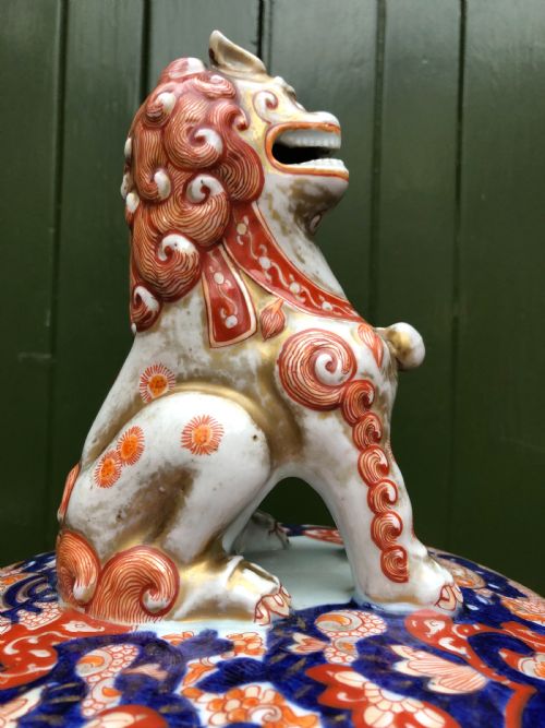 fig 1. A magnificent large-scale C19th Japanese Meiji period porcelain vase and cover decorated in the Imari palette.