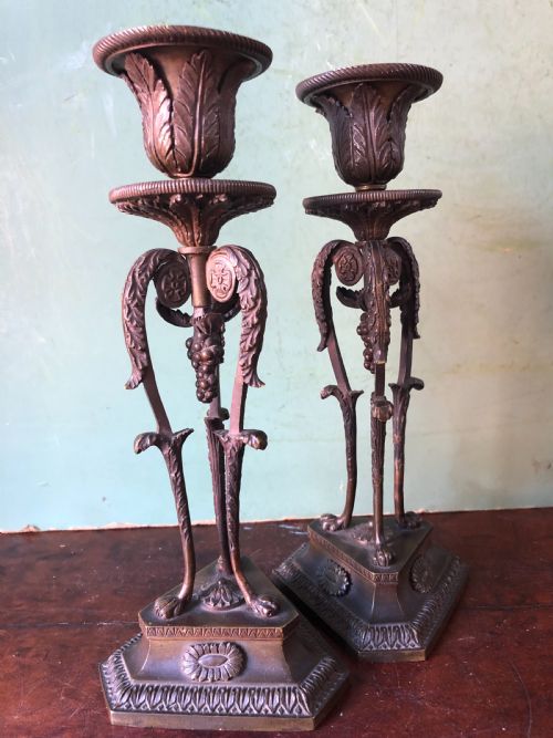 FINELY CAST PAIR OF EARLY C19TH REGENCY PERIOD BRONZE CANDLESTICKS OF CLASSICAL ATHENIENNE FORM - ADDITIONAL PHOTO 6
