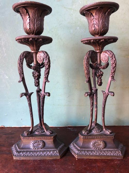 FINELY CAST PAIR OF EARLY C19TH REGENCY PERIOD BRONZE CANDLESTICKS OF CLASSICAL ATHENIENNE FORM - ADDITIONAL PHOTO 14