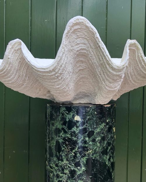 HIGHLY DECORATIVE PAIR OF EARLY C20TH COMPOSITION GIANT CLAM SHELLS OR TRIDACNA GIGANS - ADDITIONAL PHOTO 9