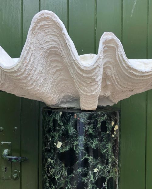 HIGHLY DECORATIVE PAIR OF EARLY C20TH COMPOSITION GIANT CLAM SHELLS OR TRIDACNA GIGANS - ADDITIONAL PHOTO 10