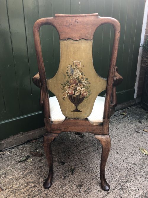 EARLY C20TH QUEEN ANNE REVIVAL WALNUT ARMCHAIR WITH A DECORATIVE PAINTED SPLAT BACK - ADDITIONAL PHOTO 4