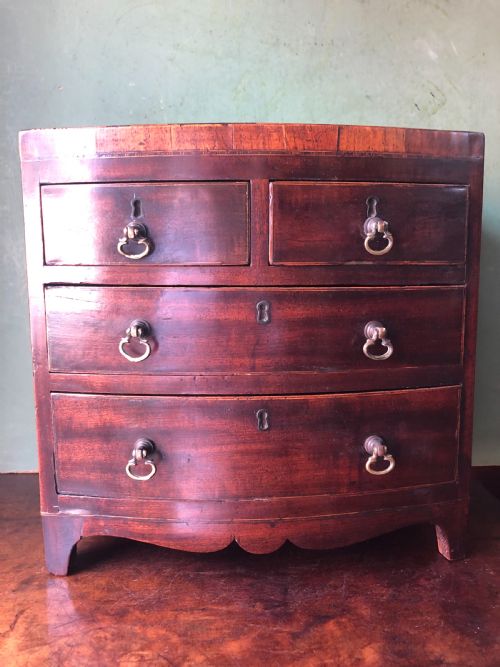 EARLY C19TH LATE GEORGE III PERIOD MINIATURE MAHOGANY BOWFRONT CHEST OF DRAWERS - ADDITIONAL PHOTO 2