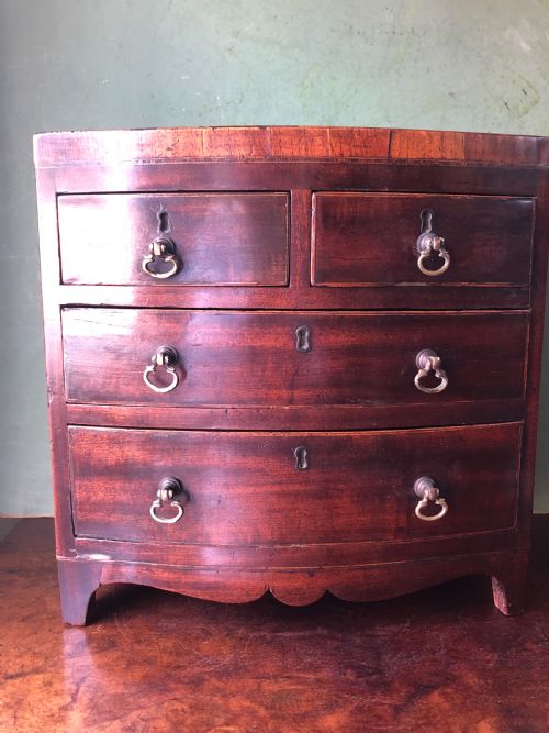 EARLY C19TH LATE GEORGE III PERIOD MINIATURE MAHOGANY BOWFRONT CHEST OF DRAWERS - ADDITIONAL PHOTO 5