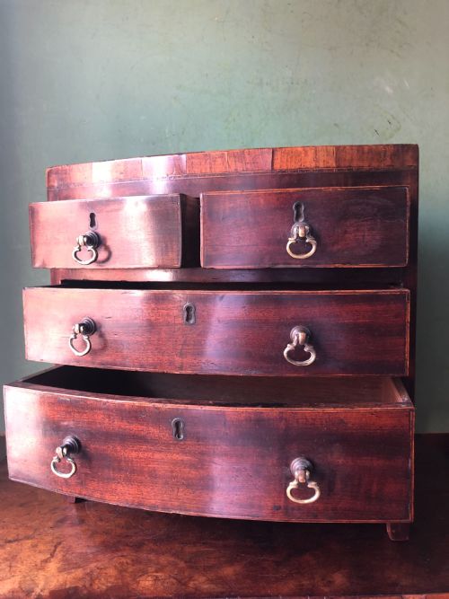 EARLY C19TH LATE GEORGE III PERIOD MINIATURE MAHOGANY BOWFRONT CHEST OF DRAWERS - ADDITIONAL PHOTO 6