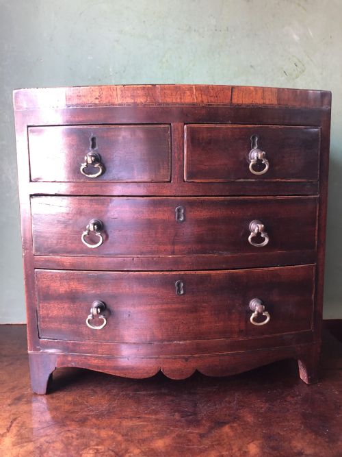 EARLY C19TH LATE GEORGE III PERIOD MINIATURE MAHOGANY BOWFRONT CHEST OF DRAWERS - ADDITIONAL PHOTO 14