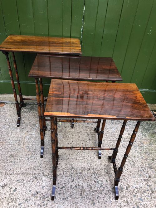 ELEGANT SET OF 3 GRADUATED EARLY C19TH REGENCY PERIOD ROSEWOOD AND SIMULATED FAUX ROSEWOOD NESTING TABLES - ADDITIONAL PHOTO 5