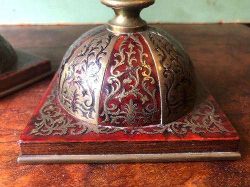 PAIR OF FINE QUALITY LATE C19TH BRASS AND SCARLET RED TORTOISESHELL BOULLEWORK CANDLESTICKS - ADDITIONAL PHOTO 10