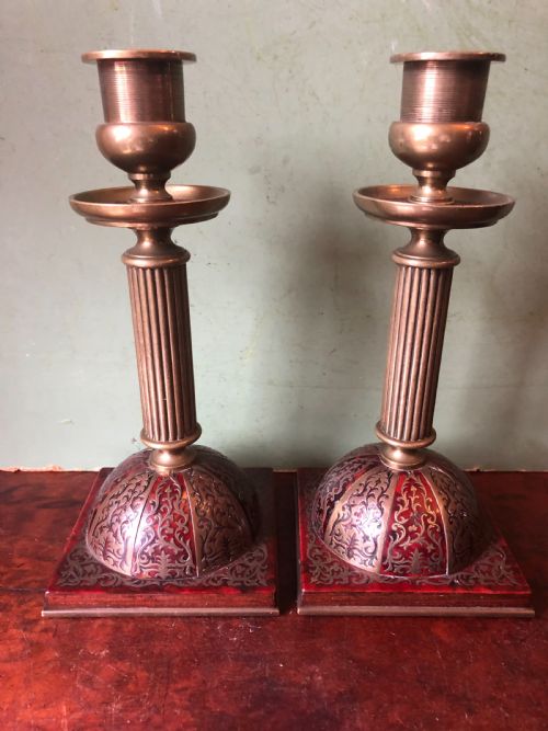 PAIR OF FINE QUALITY LATE C19TH BRASS AND SCARLET RED TORTOISESHELL BOULLEWORK CANDLESTICKS - ADDITIONAL PHOTO 12