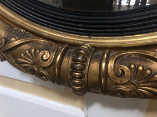 EARLY C19TH REGENCY PERIOD GILTWOOD FRAME CONVEX PLATE MIRROR OF GRECIAN REVIVAL DESIGN - ADDITIONAL PHOTO 7
