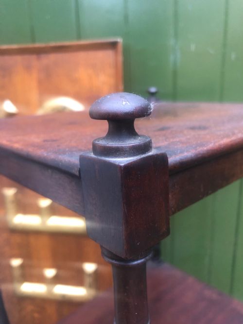 ELEGANT EARLY C19TH GEORGE III PERIOD MAHOGANY ETAGERE OF COMPACT SCALE - ADDITIONAL PHOTO 6
