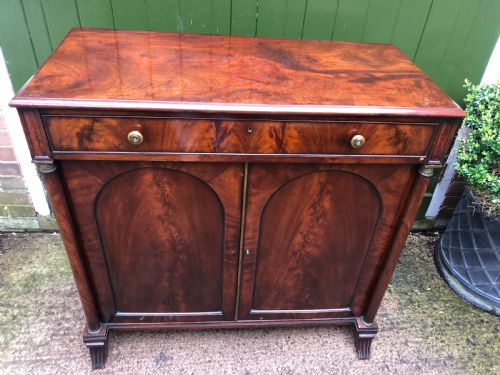 FINE QUALITY EARLY C19TH ENGLISH EMPIRE STYLE MAHOGANY SIDE CABINET ATTRIBUTED TO SJAMAR LONDON - ADDITIONAL PHOTO 4