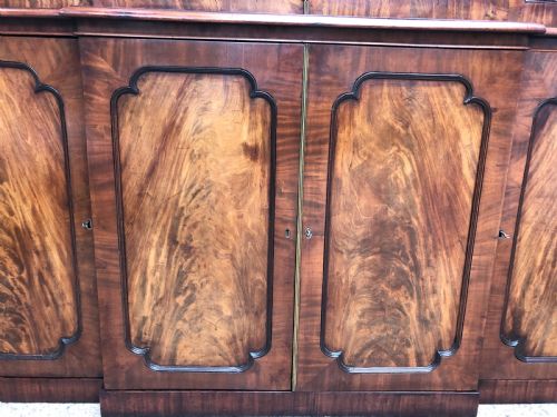 FINE EARLY C19TH GEORGE IV PERIOD MAHOGANY BREAKFRONT LIBRARY BOOKCASE - ADDITIONAL PHOTO 8