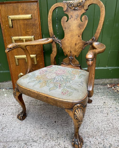 A FINE QUALITY EARLY C20TH GEORGE II PERIOD REVIVAL WALNUT ARMCHAIR - ADDITIONAL PHOTO 7