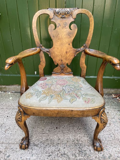A FINE QUALITY EARLY C20TH GEORGE II PERIOD REVIVAL WALNUT ARMCHAIR - ADDITIONAL PHOTO 9