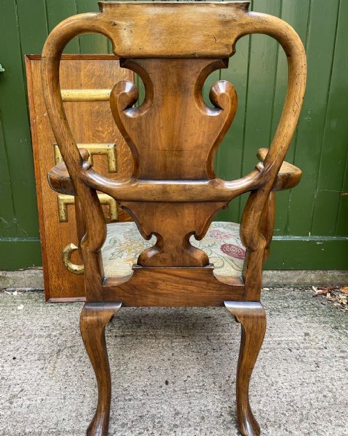 A FINE QUALITY EARLY C20TH GEORGE II PERIOD REVIVAL WALNUT ARMCHAIR - ADDITIONAL PHOTO 16