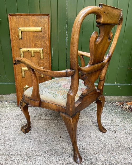 A FINE QUALITY EARLY C20TH GEORGE II PERIOD REVIVAL WALNUT ARMCHAIR - ADDITIONAL PHOTO 18