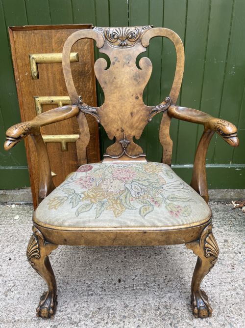 A FINE QUALITY EARLY C20TH GEORGE II PERIOD REVIVAL WALNUT ARMCHAIR - ADDITIONAL PHOTO 25