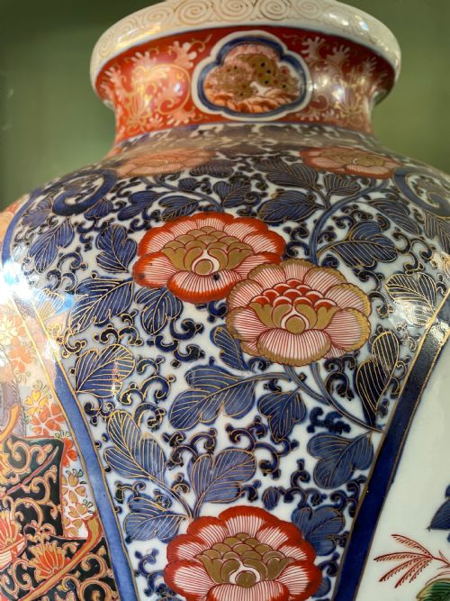 LARGE LATE C19TH JAPANESE MEIJI PERIOD PORCELAIN VASE DECORATED IN THE IMARI PALETTE - ADDITIONAL PHOTO 3
