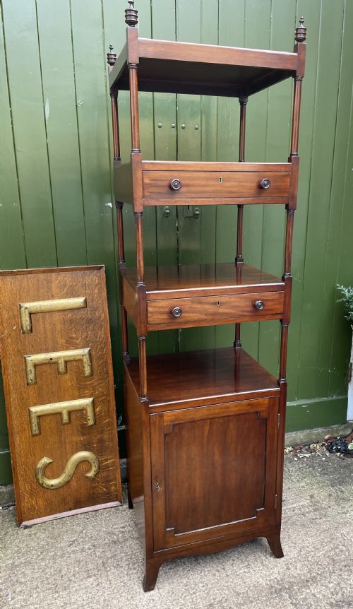 ELEGANT LATE C18TH GEORGE III PERIOD MAHOGANY ETAGERE OF UNUSUAL FORMAT - ADDITIONAL PHOTO 1