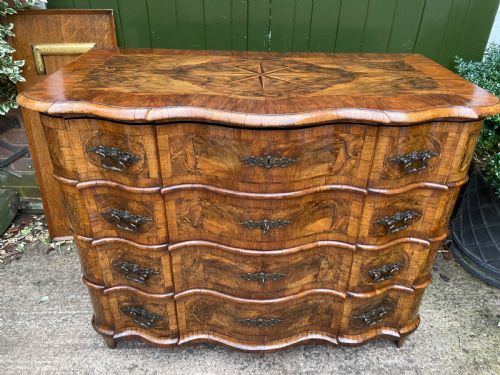 MID C18TH GERMAN SERPENTINE OUTLINE WALNUT BAROQUE PERIOD COMMODE - ADDITIONAL PHOTO 1