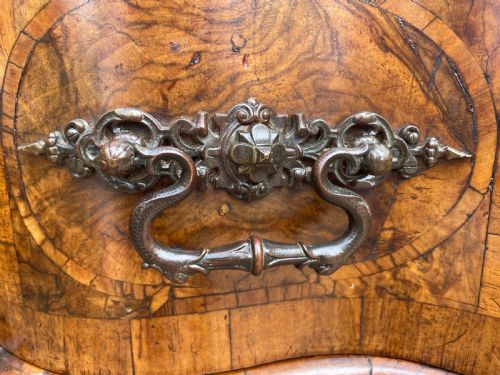 MID C18TH GERMAN SERPENTINE OUTLINE WALNUT BAROQUE PERIOD COMMODE - ADDITIONAL PHOTO 17