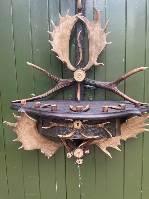EXTRAORDINARY LATE C19TH SWISS OR SOUTH GERMAN BLACK FOREST DEER ANTLER HORN AND LINDEN WOOD WALLHANGING HAT AND COAT STAND - ADDITIONAL PHOTO 1