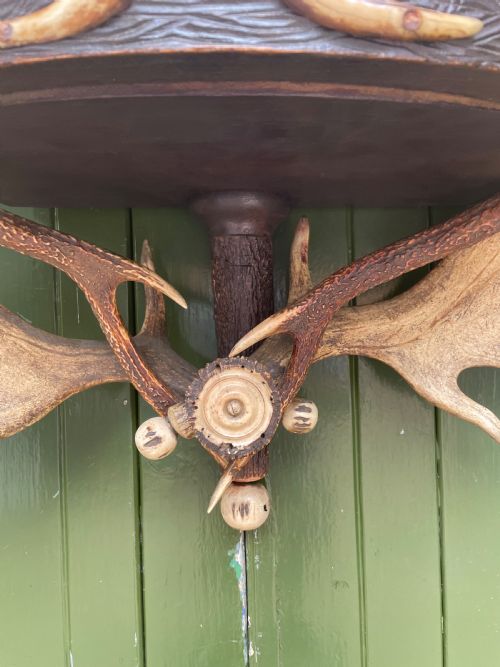 EXTRAORDINARY LATE C19TH SWISS OR SOUTH GERMAN BLACK FOREST DEER ANTLER HORN AND LINDEN WOOD WALLHANGING HAT AND COAT STAND - ADDITIONAL PHOTO 6