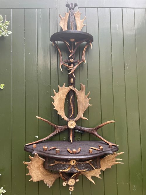 EXTRAORDINARY LATE C19TH SWISS OR SOUTH GERMAN BLACK FOREST DEER ANTLER HORN AND LINDEN WOOD WALLHANGING HAT AND COAT STAND - ADDITIONAL PHOTO 10