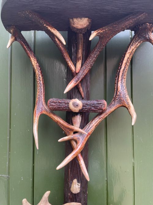 EXTRAORDINARY LATE C19TH SWISS OR SOUTH GERMAN BLACK FOREST DEER ANTLER HORN AND LINDEN WOOD WALLHANGING HAT AND COAT STAND - ADDITIONAL PHOTO 11