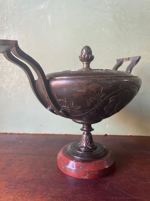 C19TH ITALIAN BRONZE GRAND TOUR SOUVENIR AFTER THE ANTIQUE LIDDED CUP OR TAZZA ON A ROUGE GRIOTTE MARBLE BASE - ADDITIONAL PHOTO 4