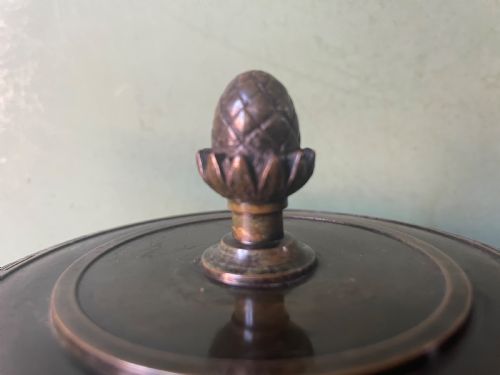 C19TH ITALIAN BRONZE GRAND TOUR SOUVENIR AFTER THE ANTIQUE LIDDED CUP OR TAZZA ON A ROUGE GRIOTTE MARBLE BASE - ADDITIONAL PHOTO 13