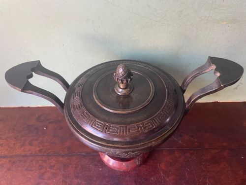 C19TH ITALIAN BRONZE GRAND TOUR SOUVENIR AFTER THE ANTIQUE LIDDED CUP OR TAZZA ON A ROUGE GRIOTTE MARBLE BASE - ADDITIONAL PHOTO 15