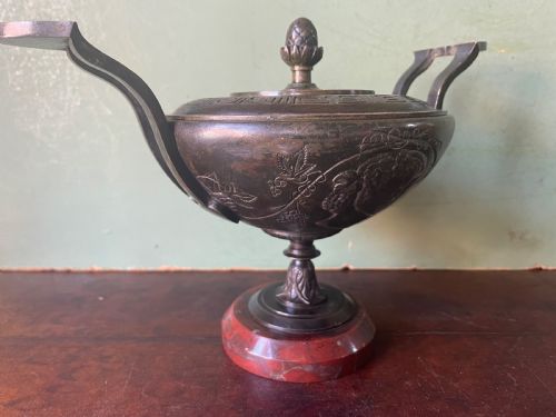 C19TH ITALIAN BRONZE GRAND TOUR SOUVENIR AFTER THE ANTIQUE LIDDED CUP OR TAZZA ON A ROUGE GRIOTTE MARBLE BASE - ADDITIONAL PHOTO 16
