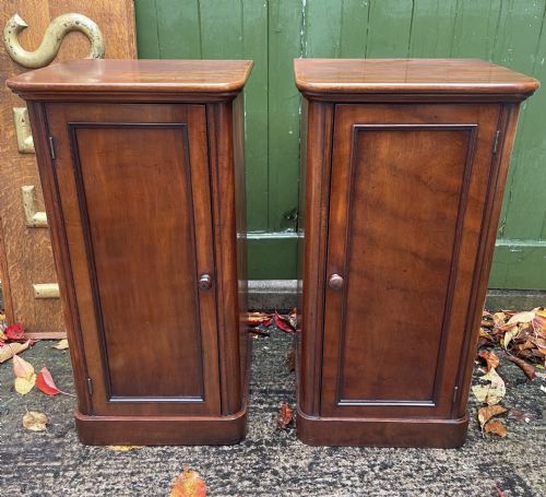 Pair of High Quality Mid C19th Mahogany Bedside Pedestal Cupboards.
