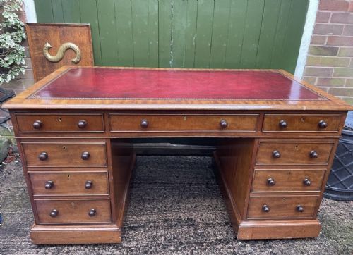 A HANDSOME MID C19TH MAHOGANY PEDESTAL DESK OF GOOD PRACTICAL SCALE AND PROPORTIONS - ADDITIONAL PHOTO 2