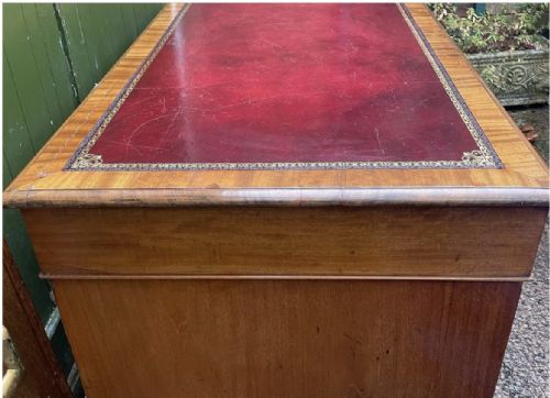 A HANDSOME MID C19TH MAHOGANY PEDESTAL DESK OF GOOD PRACTICAL SCALE AND PROPORTIONS - ADDITIONAL PHOTO 3