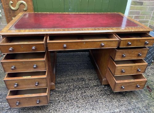 A HANDSOME MID C19TH MAHOGANY PEDESTAL DESK OF GOOD PRACTICAL SCALE AND PROPORTIONS - ADDITIONAL PHOTO 4