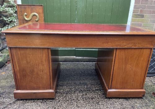 A HANDSOME MID C19TH MAHOGANY PEDESTAL DESK OF GOOD PRACTICAL SCALE AND PROPORTIONS - ADDITIONAL PHOTO 5