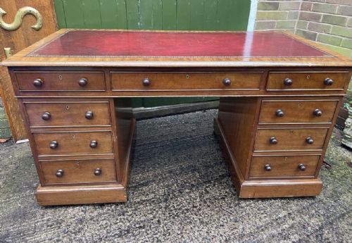 A HANDSOME MID C19TH MAHOGANY PEDESTAL DESK OF GOOD PRACTICAL SCALE AND PROPORTIONS - ADDITIONAL PHOTO 9