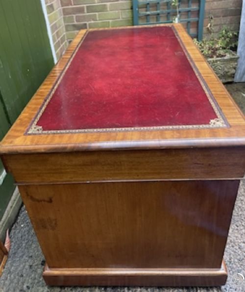 A HANDSOME MID C19TH MAHOGANY PEDESTAL DESK OF GOOD PRACTICAL SCALE AND PROPORTIONS - ADDITIONAL PHOTO 12