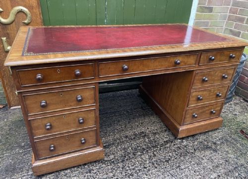 A HANDSOME MID C19TH MAHOGANY PEDESTAL DESK OF GOOD PRACTICAL SCALE AND PROPORTIONS - ADDITIONAL PHOTO 1