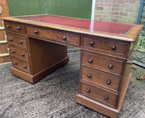 A HANDSOME MID C19TH MAHOGANY PEDESTAL DESK OF GOOD PRACTICAL SCALE AND PROPORTIONS - ADDITIONAL PHOTO 15